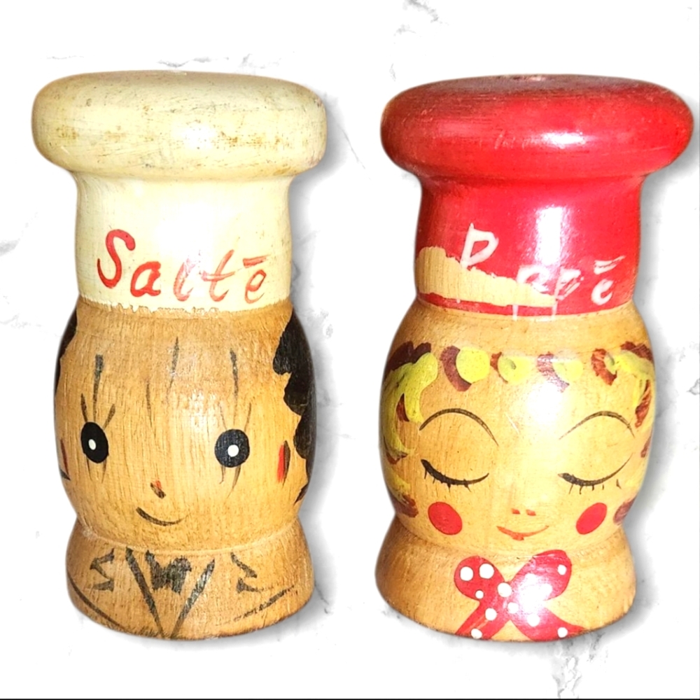 Vintage Salte' and Peppe' Wooden Shakers